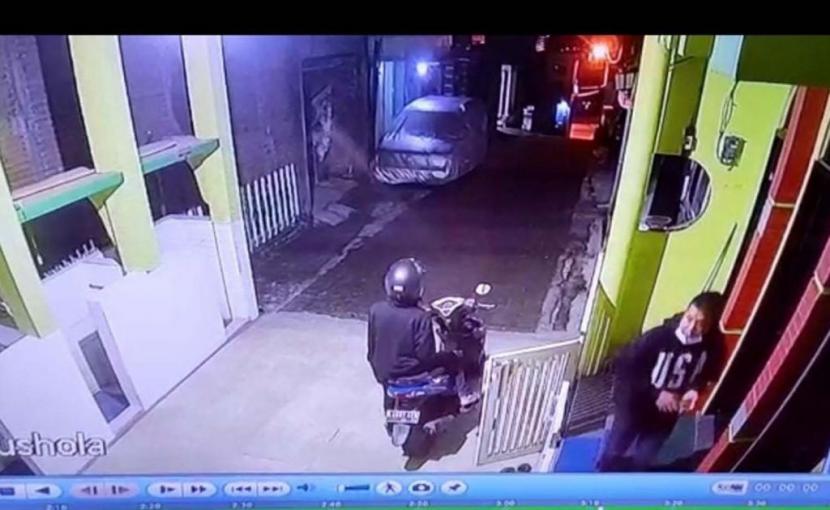 Dua pria terekam CCTV saat mencuri kotak amal toilet Mushala Al Huda