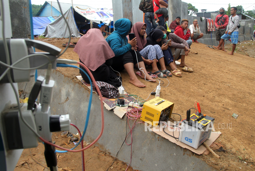 Pengungsi menggunakan aliran listrik portable di Mamuju, Sulawesi Barat (ilustrasi)