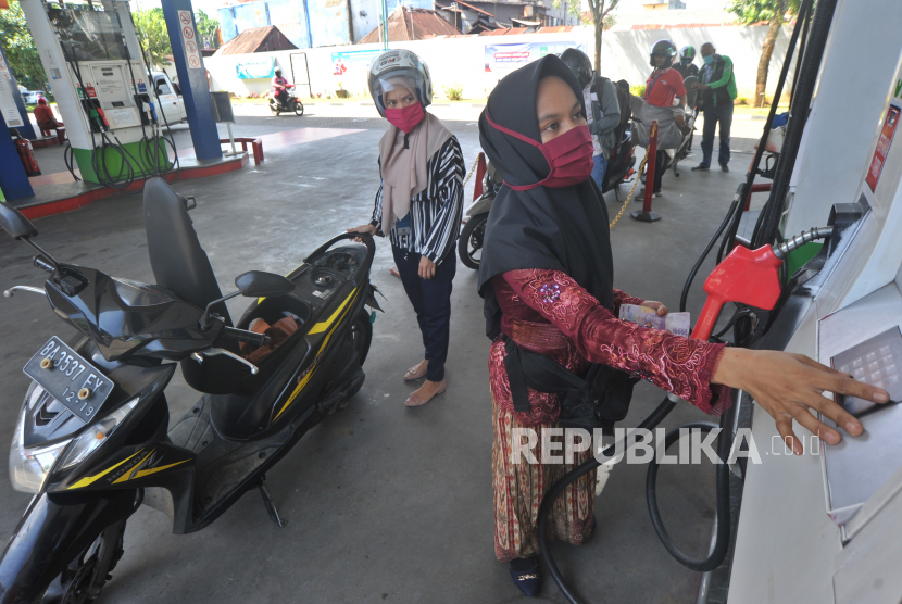 Petugas menggunakan baju kebaya saat melayani pembeli BBM di SPBU Coco Ulak Karang, Padang, Sumatera Barat. Unit Manager Comm, Rel & CSR Pertamina Marketing Operation Region (MOR) I, Roby Hervindo mengatakan adaptasi kebiasaan baru (AKB) di masa pandemi turut mempengaruhi perubahan perilaku masyarakat dalam konsumsi BBM. Roby menyebut selama AKB, konsumen cenderung beralih ke BBM non subsidi seperti Pertamax dan Pertamax Turbo. Pertamina mencatat peningkatan ini terjadi pada kuartal ke III 2020.