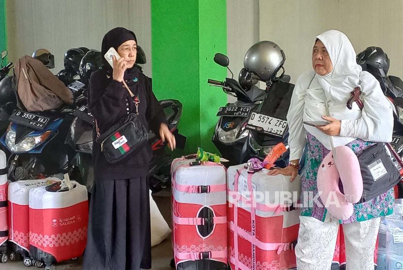 Ratusan jamaah haji tiba di Kantor Kementerian Agama (Kemenag) Kota Bandung, Jawa Barat, Jumat (21/7/2023).