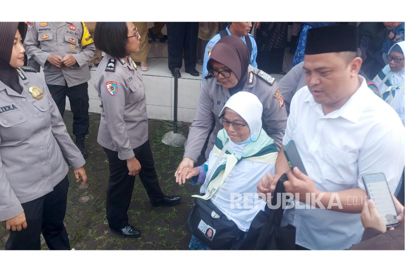 Pelepasan keberangkatan calon jamaah haji (calhaj) asal Kota Tasikmalaya di Gedung Dakwah Kota Tasikmalaya, Jawa Barat, Senin (19/6/2023). 