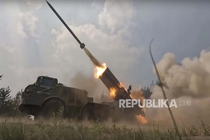 Dalam foto selebaran ini oleh Layanan Pers Kementerian Pertahanan Rusia yang dirilis pada 25 Juni 2022, beberapa peluncur roket militer Rusia menembakkan roket ke pasukan Ukraina di lokasi yang dirahasiakan. Inggris mengatakan Rusia 