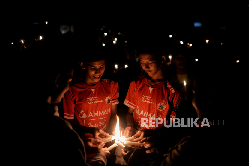 Suporter sepak bola Indonesia melakukan aksi 1.000 lilin di halaman Gedung Joang 45, Jakarta, Selasa (4/4/2023).  Kepala Pusat Ekonomi Makro dan Keuangan Indef M Rizal Taufikurahman menyampaikan kegagalan penyelenggaraan Piala Dunia U-20 memiliki implikasi negatif dalam sektor ekonomi Indonesia.