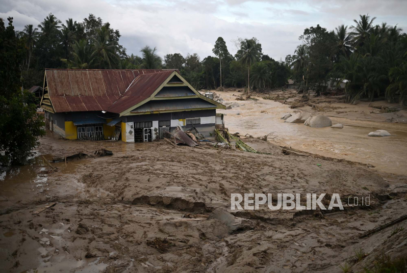 Sebuah rumah tenggelam lumpur akibat banjir bandang di Desa Radda, Kabupaten Luwu Utara, Sulawesi Selatan, Selasa (14/7/2020). Akibat banjir bandang tersebut mengakibatkan 10 orang meninggal dunia dan ratusan rumah tertimbun lumpur. 