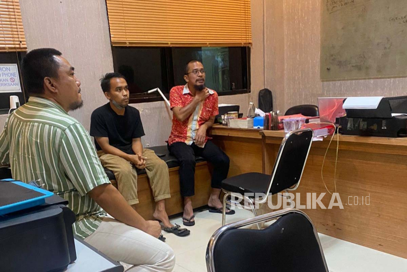 Polda Lampung tetapkan Komika Aulia Rakhman (tengah) sebagai tersangka kasus penistaan agama, Ahad (10/22/2023). 