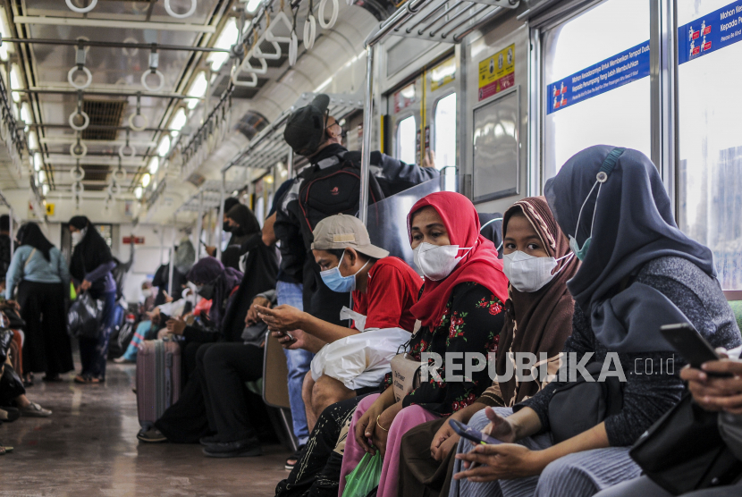 Sejumlah penumpang menaiki KRL di Stasiun Tanah Abang, Jakarta, Rabu (9/3/2022). Pemerintah mengatakan, hingga saat ini, varian baru Covid-19, Delcatron belum terdeteksi di Indonesia.