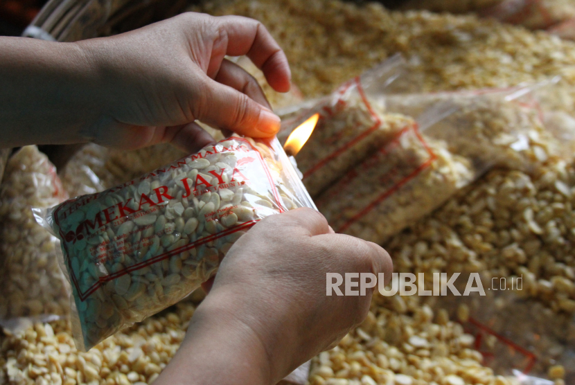 Pekerja membuat tempe di sentra perajin tempe (ilustrasi). Di Kabupaten Semarang, Jawa Tengah, harga kedelai yang naik tak sampai menimbulkan gejolak.