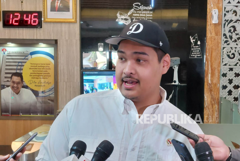 Menteri Pemuda dan Olahraga Dito Ariotedjo saat bertemu awak media di Kantor Kemenpora, Jakarta, Kamis (6/4/2023). 