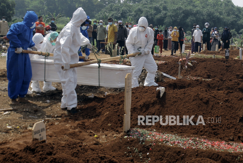 Petugas pemakaman membawa peti jenazah korban COVID-19 untuk dikuburkan di pemakaman khusus COVID-19 TPU Pondok Rajeg, Kabupaten Bogor, Jawa Barat. Pada Jumat (30/7) ini dilaporkan ada 1.759 orang meninggal dunia akibat Covid-19. Kendati masih di bawah rekor kematian pada 27 Juli, 2.069 kematian, tapi angka hari ini masih terbilang tinggi. Sudah empat hari terakhir ini, angka kematian Covid-19 selalu di atas 1.500 orang per hari.