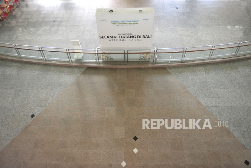 Suasana lengang Terminal Kedatangan Internasional Bandara Internasional I Gusti Ngurah Rai di Badung, Bali, Kamis (2/4/2020). Pemerintah melalui Kementerian Hukum dan Hak Asasi Manusia menetapkan larangan masuk dan transit ke wilayah Indonesia bagi Warga Negara Asing (WNA) mulai tanggal 2 April 2020 hingga waktu yang belum ditentukan untuk mencegah penyebaran COVID-19