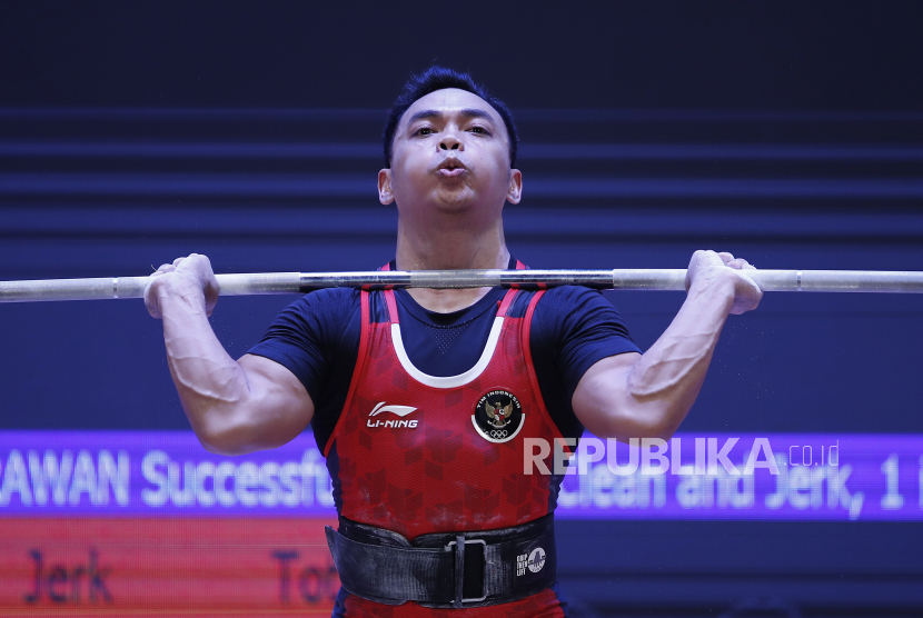 Atlet angkat besi (lifter) Eko Yuli Irawan berhasil memecahkan rekor pribadi sekaligus SEA Games pada babak final 61 kg putra di SEA Games 2023 Kamboja, Sabtu (13/5/2023). 