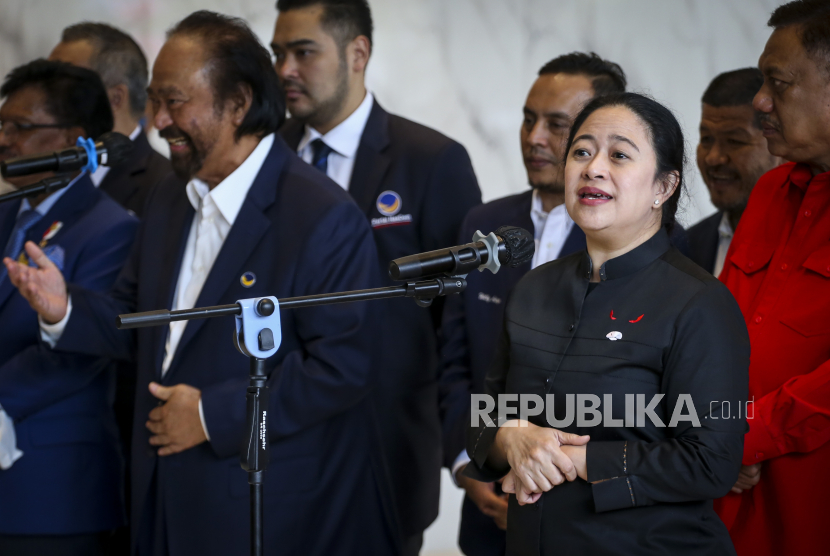 Ketua DPP PDI Perjuangan (PDIP) Puan Maharani (kanan) bersama Ketua Umum Partai Nasdem (kiri) memberikan keterangan pers usai melakukan pertemuan di Nasdem Tower, Jakarta, Senin (22/8/2022). Pertemuan tersebut untuk membahas kerja sama politik. 