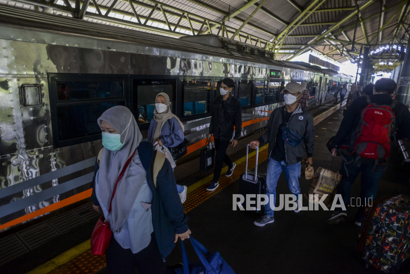 Sejumlah penumpang bersiap menaiki kereta di Stasiun Gambir, Jakarta, Sabtu (4/9). PT KAI Daop 1 Jakarta membagikan souvenir kepada penumpang Kereta Api Jarak Jauh (KAJJ) sebagai bentuk apresiasi kepada pelanggan bertepatan dengan peringatan Hari Pelanggan Nasional. Republika/Putra M. Akbar