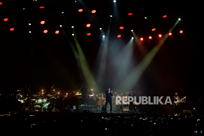 Grup musik Dewa 19 tampil bersama vokalis Once Mekel dalam konser bertajuk 'Pesta Rakyat 30 Tahun Berkarya Dewa 19' di Jakarta International Stadium (JIS), Jakarta, Sabtu (4/2).