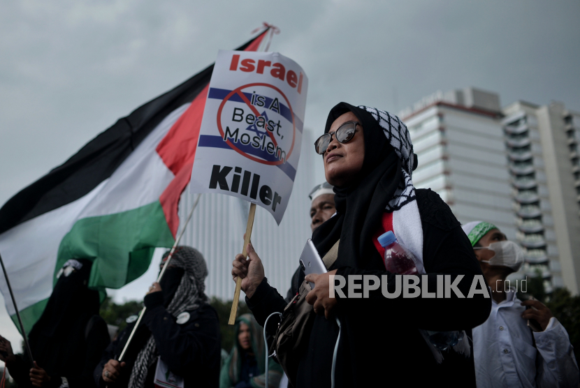 Massa dari Persaudaraan Alumni (PA) 212 menggelar aksi di kawasan Patung Kuda, Jakarta, Senin (20/3/2023). Dalam aksinya, mereka menolak kedatangan timnas sepak bola Israel U-20 dalam ajang Piala Dunia U-20 yang akan digelar di Indonesia pada Mei mendatang. Aksi tersebut juga merupakan bentuk dukungan dan solidaritas terhadap Palestina.