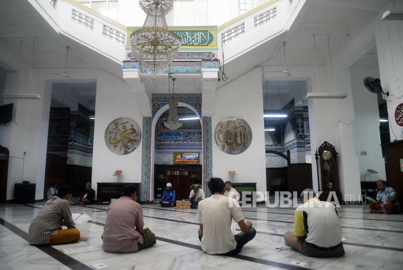 Jamaah mengikuti kegiatan khataman Quran bersama di Masjid Cut Meutia, Menteng, Jakarta.