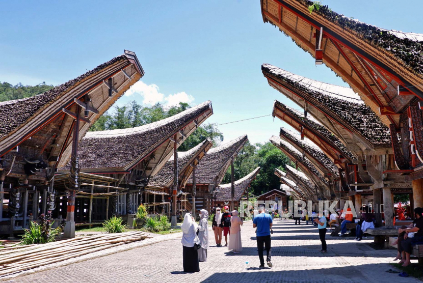 Wisatawan mengunjungi objek wisata Kete Kesu di Kabupaten Toraja Utara, Sulawesi Selatan.