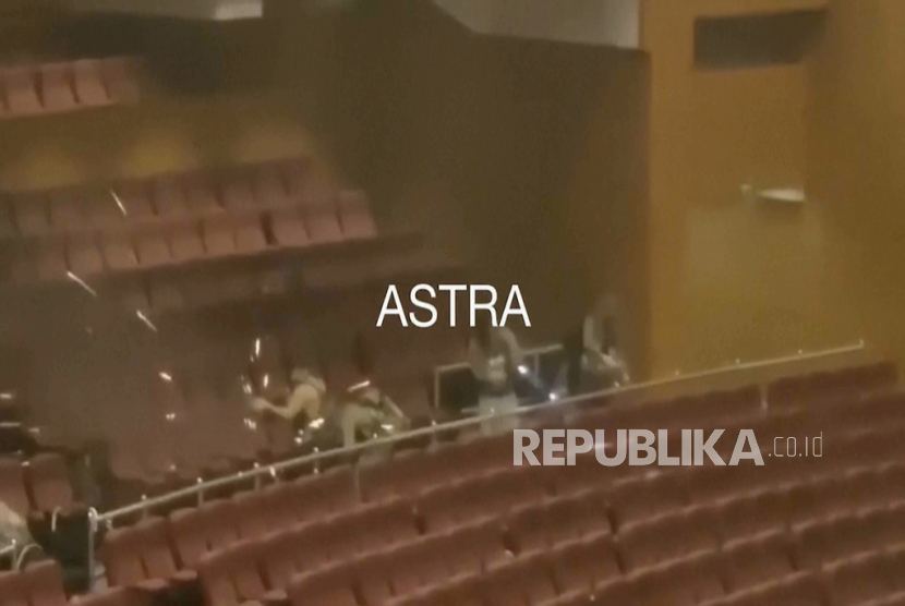 Gambar yang diambil dari video UGC ini menunjukkan orang-orang bersenjata menembak di gedung konser di Krasnogorsk, tepi barat wilayah Moskow, Rusia, Jumat (22/3/2024).