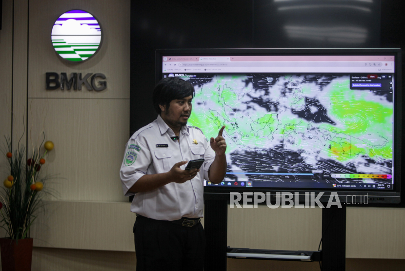 Petugas Badan Meteorologi, Klimatologi dan Geofisika (BMKG) memberikan penjelasan pada layar yang menampilkan citra satelit cuaca di Kantor BMKG, Jakarta, Senin (6/5/2024). 