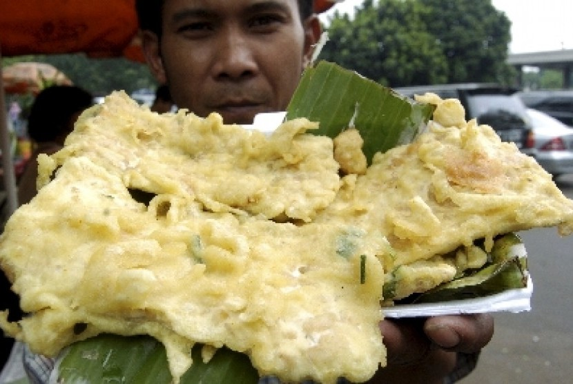 Tempe mendoan. Cara membuat tempe membuat tempe mendoan di rumah anti gagal. Foto: Republika.