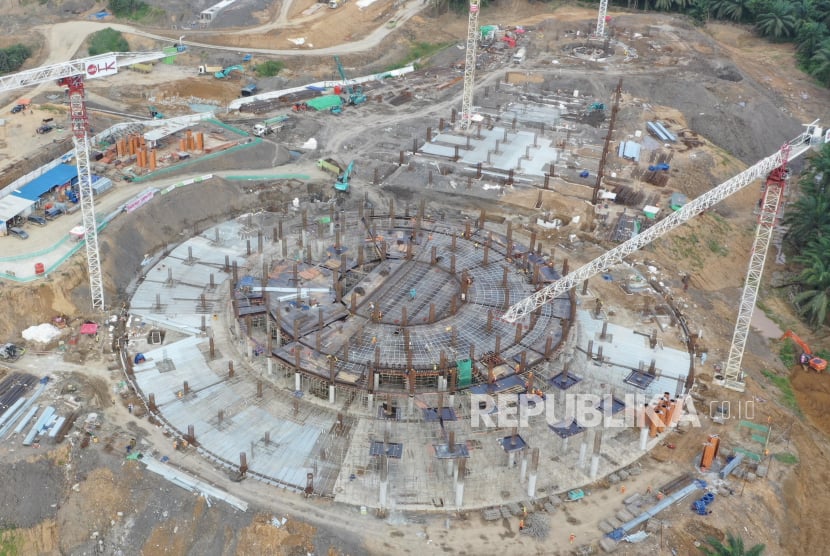 Foto udara sejumlah pekerja menyelesaikan proyek pembangunan Masjid Negara Ibu Kota Nusantara (IKN), Penajam Paser Utara, Kalimantan Timur, Sabtu (31/8/2024).