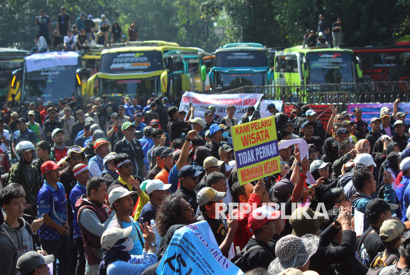 Ribuan pelaku usaha pariwisata di Jawa Barat menggeruduk Gedung Sate, Kota Bandung, Senin (21/07/2025). Mereka meminta gubernur Jabar Dedi Mulyadi mencabut larangan study tour di Wilayah Jabar dan keluar provinsi.
