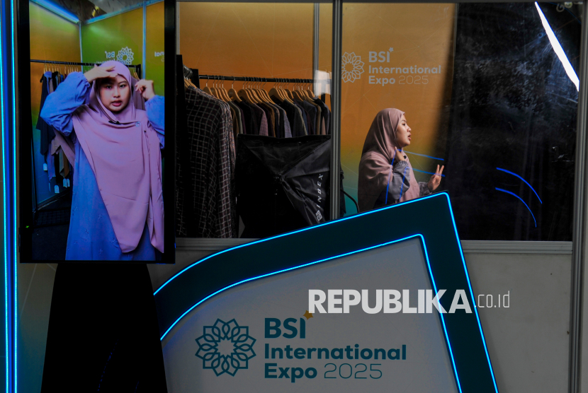 Pelaku UMKM melakukan live streaming mempromosikan produknya saat acara pameran BSI International Expo 2025 di Jakarta Convention Center (JCC), Jakarta, Kamis (26/6/2025). BSI International Expo 2025 yang digelar oleh Bank Syariah Indonesia bersama Danantara kali ini mengusung tema Engaging Indonesia in the Global Halal Industry yang menyajikan beragam pameran produk dari 330 pelaku UMKM binaan BSI, layanan haji umrah hingga pameran keuangan syariah yang diharapkan dapat memperkuat ekosistem ekonomi syariah menuju Indonesia Pemimpin Ekosistem Halal Global. Pameran tersebut berlangsung selama tiga hari pada 26-29 Juni mendatang.