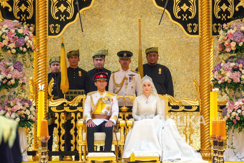 Pasangan kerajaan Pangeran Abdul Mateen (Kiri) dan istrinya Anisha Rosnah (kanan) saat upacara pernikahan kerajaan di Istana Nurul Iman, di Bandar Seri Begawan, Brunei, 14 Januari 2024. 