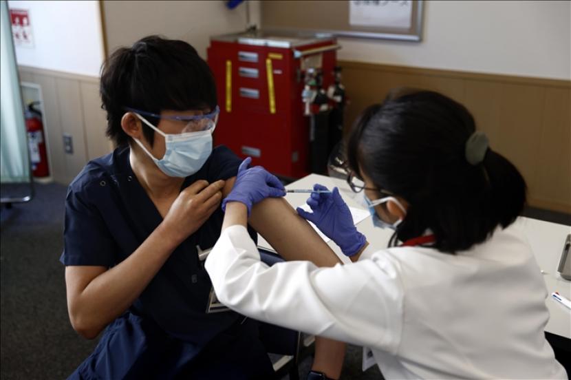 Jepang pada Senin (24/5) meluncurkan kampanye vaksinasi massal di dua provinsi menjelang Olimpiade dan Paralimpiade.