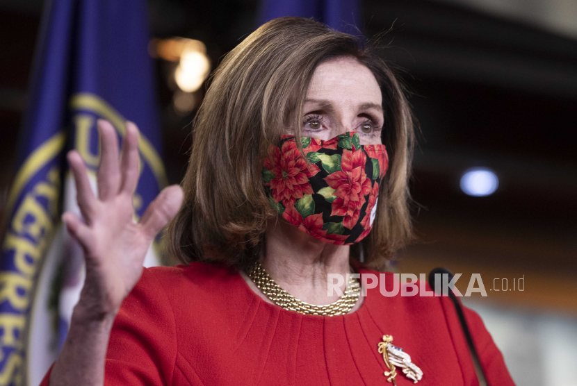  Ketua DPR AS Nancy Pelosi berpartisipasi dalam konferensi pers di Capitol Hill di Washington, DC, AS, 20 Desember 2020. 