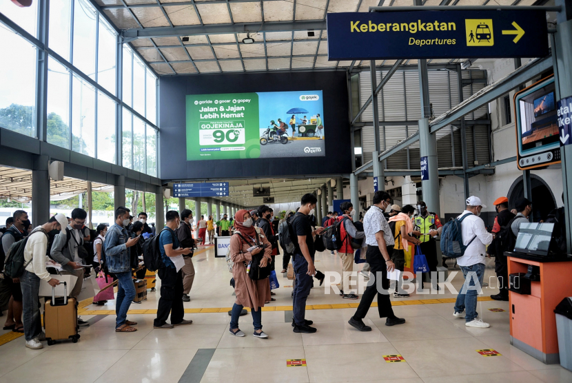 Sejumlah daerah mengantisipasi penyebaran Covid varian Omicron di masa libur Nataru. Foto calon penumpang mengantre sebelum jam keberangkatan di Stasiun Pasar Senen, Jakarta, Jumat (24/12). 