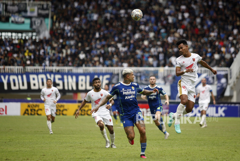 Pesepak bola PSM Makassar Agung Mannan (kanan) menyundul bola dikawal pesepak bola Persib Bandung Ciro Alvez (kiri) dalam lanjutan BRI Liga 1 di Stadion Pakansari, Kabupaten Bogor, Jawa Barat, Selasa (14/2/2023).  