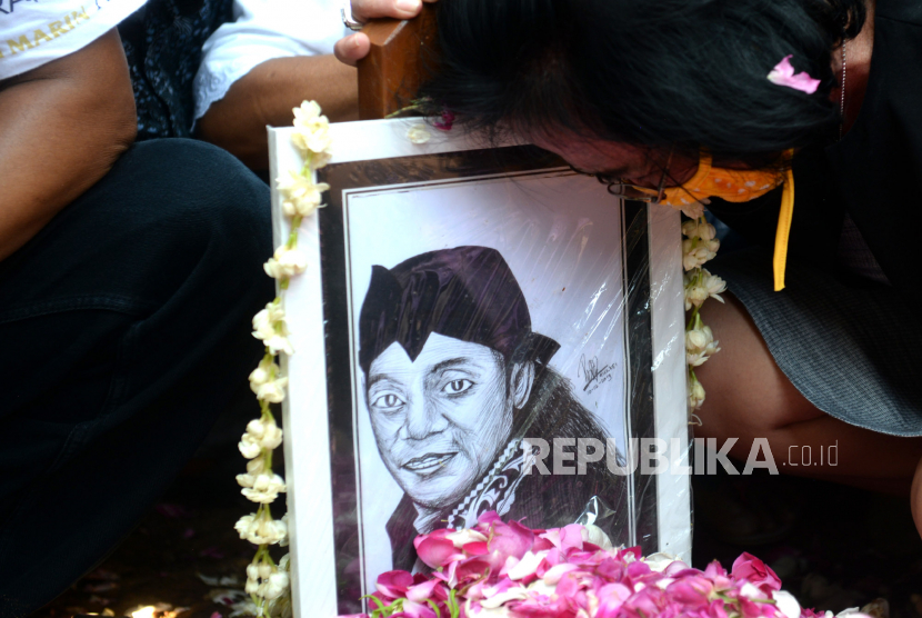 Pemakaman penyanyi campursari Didi Kempot di TPU Jatisari, Kendal, Ngawi, Jawa Timur, Selasa (5/5). Didi Kempot sempat berduet dengan Happy Asmara dalam lagu Ati Dudu Wesi.