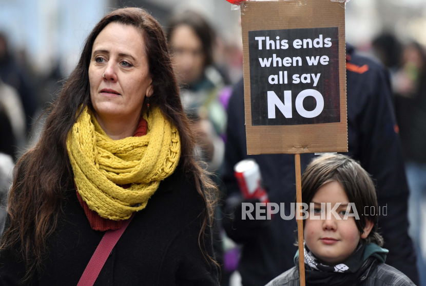Demonstran berbaris selama protes terhadap tindakan coronavirus di Brussels, Belgia, Ahad, 5 Desember 2021. Setelah demo tersebut, giliran tenaga kesehatan (nakes) yang menggelar demonstrasi menentang kewajiban vaksinasi, Selasa (7/12).