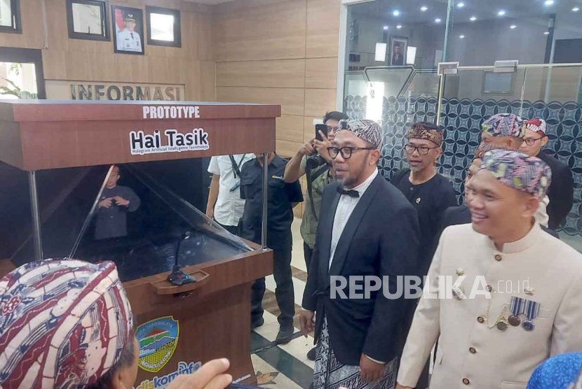 Penjabat (Pj) Wali Kota Tasikmalaya Cheka Virgowansyah menunjukkan prototipe Hai Tasik dengan teknologi artificial intelligence (AI) di Bale Kota Tasikmalaya, Selasa (17/10/2023). 