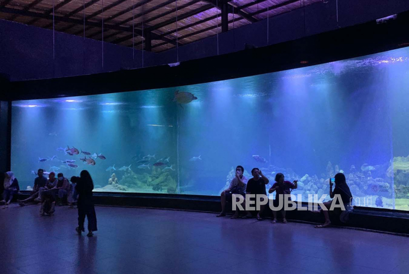 Suasana di Aquarium Indonesia Pangandaran, Kabupaten Pangandaran. Objek wisata itu akan tetap beroperasi pada hari pertama Lebaran.