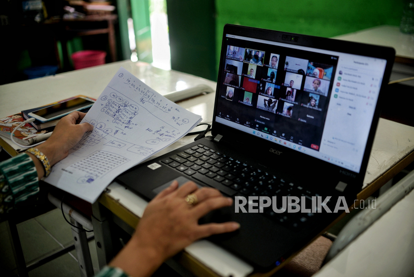 (ILUSTRASI) Tenaga pendidik mengajar secara daring alias PJJ. Republika/Thoudy Badai