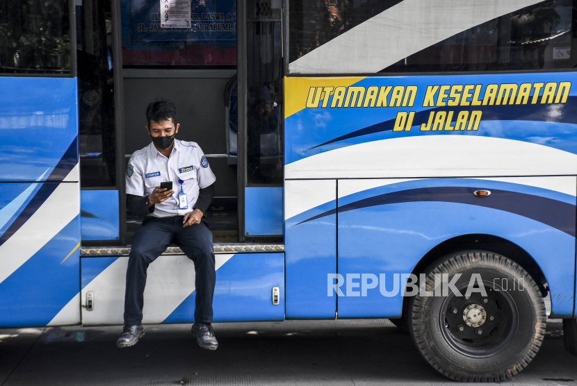 Petugas beraktivitas di samping bus Damri (ilustrasi)