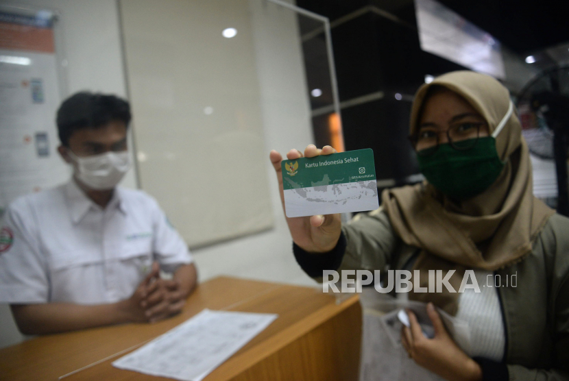Peserta BPJS Kesehatan menunjukan kartunya (ilustrasi). Sebanyak 8.000 peserta BPJS Kategori PBI-APBD Kota Bogor dihapuskan karena data NIK yang tidak padu di Disdukcapil.
