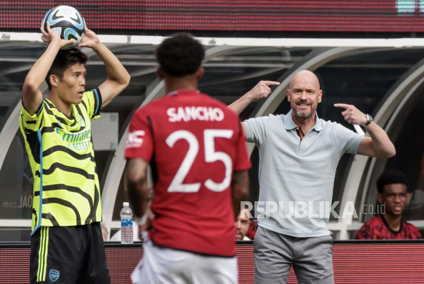 Gelandang Manchester United (MU) Jadon Sancho (tengah) dan pelatih MU Erik ten Hag (kann).