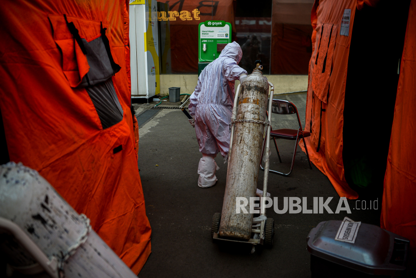 Tenaga kesehatan membawa tabung oksigen di tenda darurat RSUD Chasbullah Abdulmajid Kota Bekasi, Jawa Barat (ilustrasi)