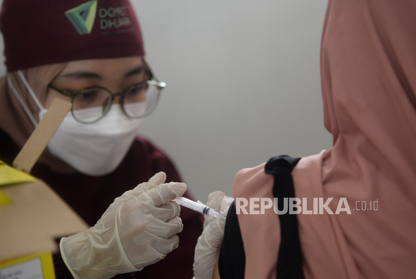 Tenaga kesehatan menyuntikkan vaksin Covid-19 Pfizer dosis pertama kepada warga di SDN Kalibata 11, Jakarta, Selasa (14/9). 