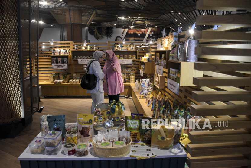 Pengunjung melihat sejumlah produk UMKM yang dijual di Pasar Kreatif Bandung di Pullman Bandung Grand Central, Jalan Diponegoro, Kota Bandung, Jumat (17/3/2023). 