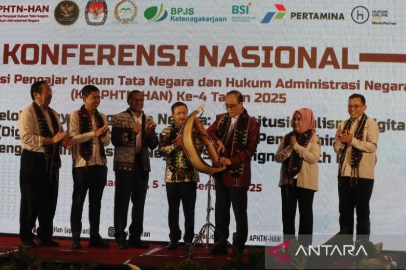 Wagub NTT menilai tiga tema konferensi APHTN-HAN IV sangat strategis.