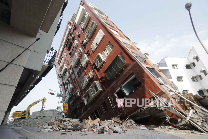 Puing-puing mengelilingi gedung bertajuk sehari setelah gempa dahsyat melanda, di Kota Hualien, Taiwan timur, Kamis, (4/4/2024). 