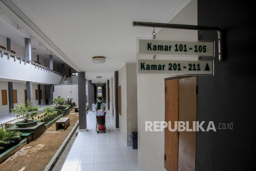 Petugas berjalan di depan area kamar  Gedung Asrama Haji Batam, Kepulauan Riau, Jumat (22/10/2021). Pemerintah Kota Batam tidak lagi mengunakan Gedung Asrama Haji sebagai pusat karantina seiring menurunnya jumlah kasus warga yang terkonfirmasi positif akibat Covid-19. 