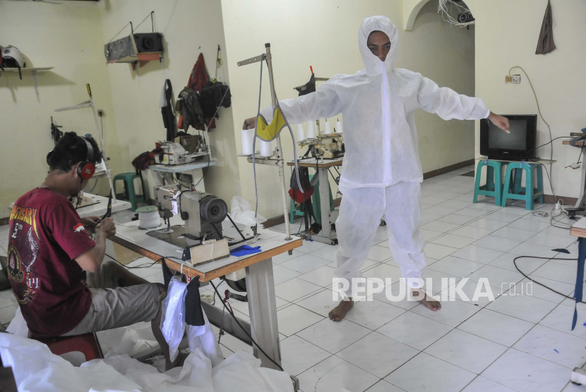 Penjahit menyelesaikan proses pembuatan APD (Alat Pelindung Diri) di Pondok Kelapa, Jakarta Timur, Senin (6/4/2020). Dalam 1 hari industri rumahan tersebut dapat memproduksi 100 buah APD untuk membantu tim medis menangani pasien COVID-19