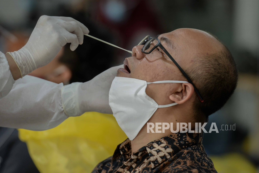 Calon penumpang melakukan tes cepat antigen Covid-19, (ilustrasi).