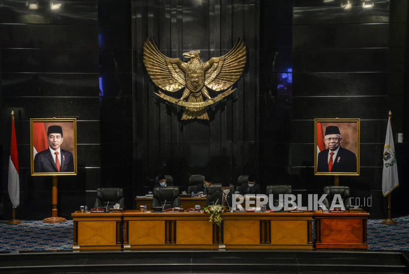 Ketua DPRD DKI Jakarta Prasetio Edi Marsudi saat memimpin rapat paripurna interpelasi Formula E di Gedung DPRD DKI, Jalan Kebon Sirih, Jakarta Pusat, Selasa (28/9/2021). 