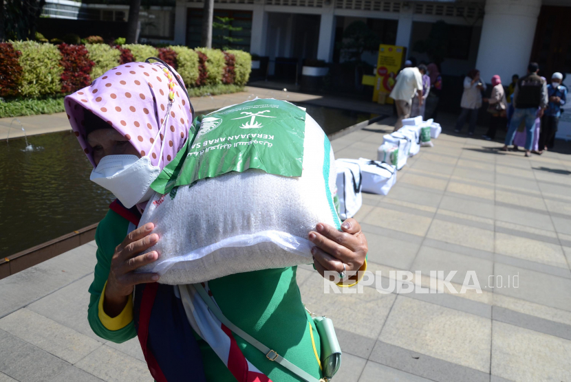 Penerima bantuan membawa paket pangan, (ilustrasi). Baznas Tangerang menyalurkan 240 paket sembako kepada masyarakat di 13 kecamatan. 